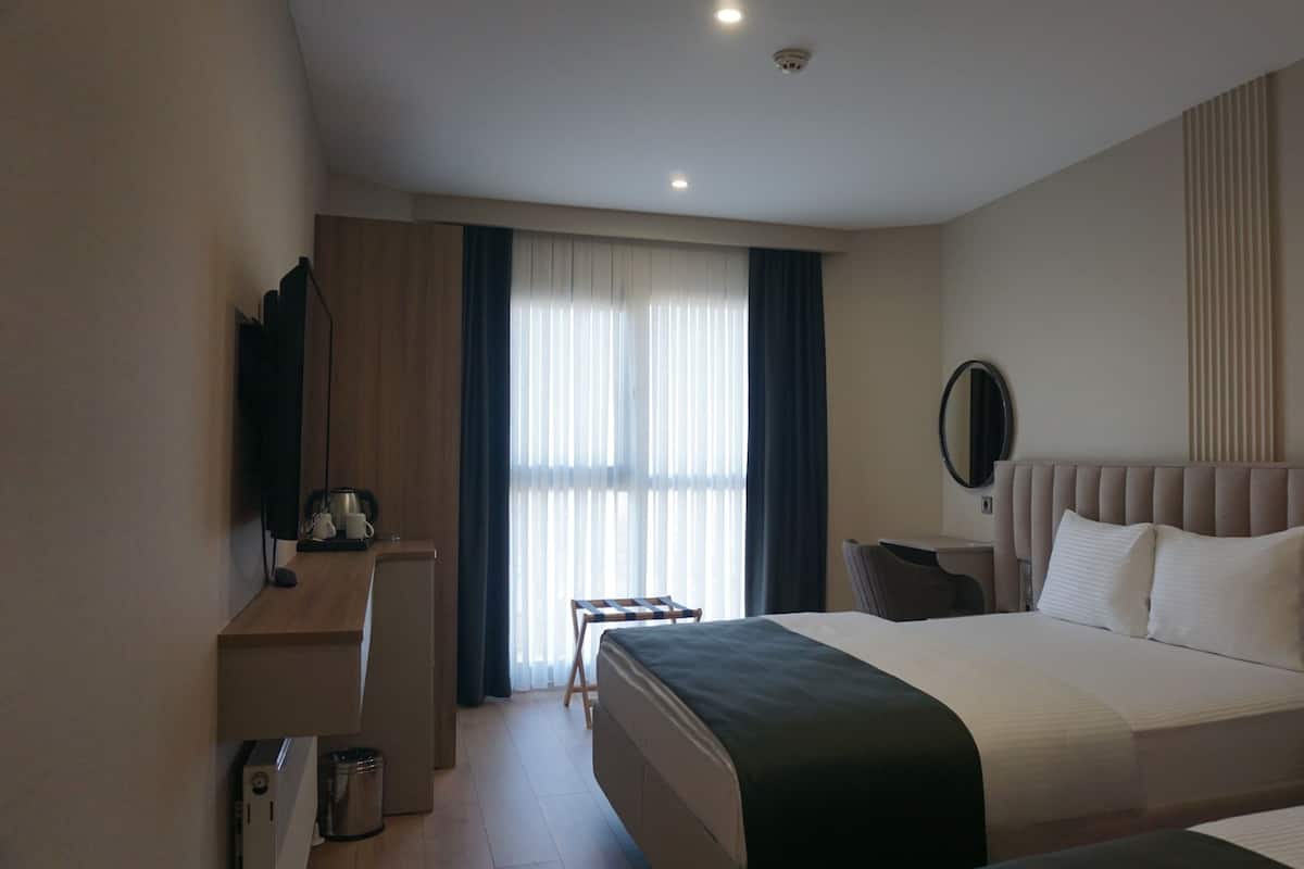 Kahden hengen comfort-huone, merinäköala | Tallelokero huoneessa, pimennysverhot, silitysrauta/-lauta