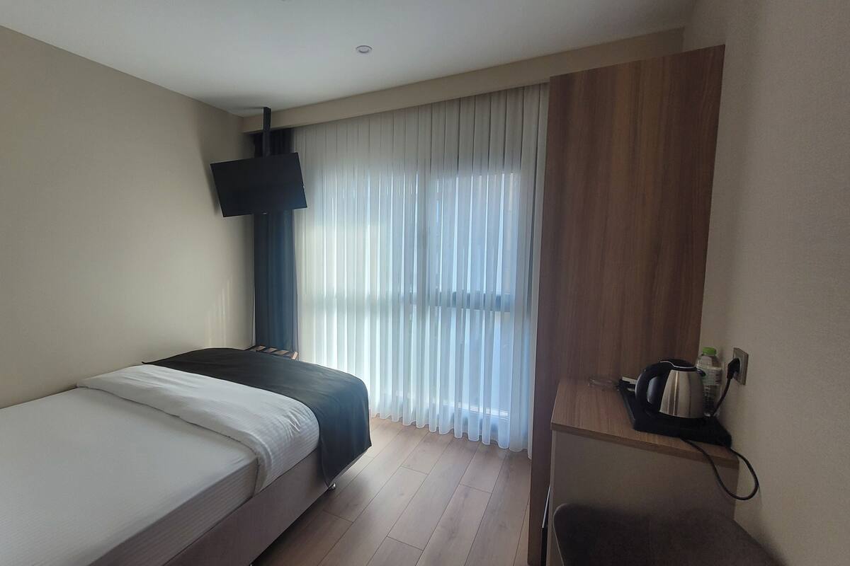Classic Room, City View | In-room safe, blackout drapes, iron/ironing board (on request)