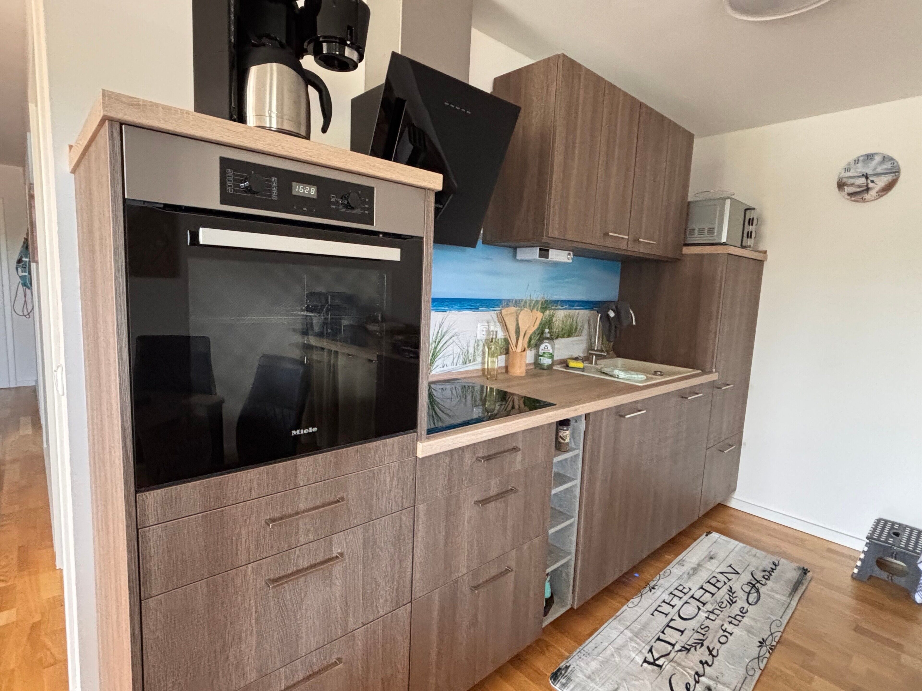 Wasserkocher mit Kaffee-/Teezubehör, Kühlschrank, Mikrowelle, Ofen