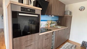 Wasserkocher mit Kaffee-/Teezubehör, Kühlschrank, Mikrowelle, Ofen