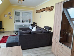 TV - Apartment 'Fewo Tief Blick' with Private Terrace and Wi-Fi (Dornum)