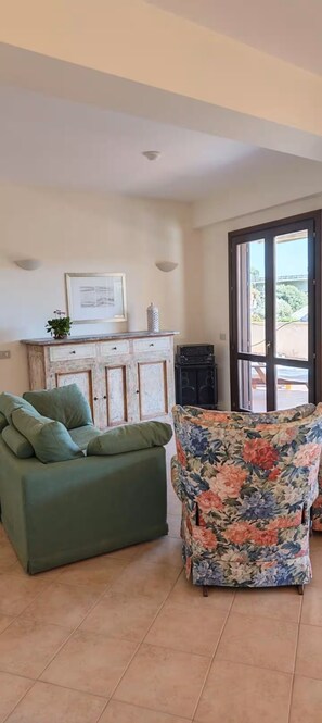 Living area - Vita Lenta: Slow down, breathe, enjoy the sea. (Letojanni)