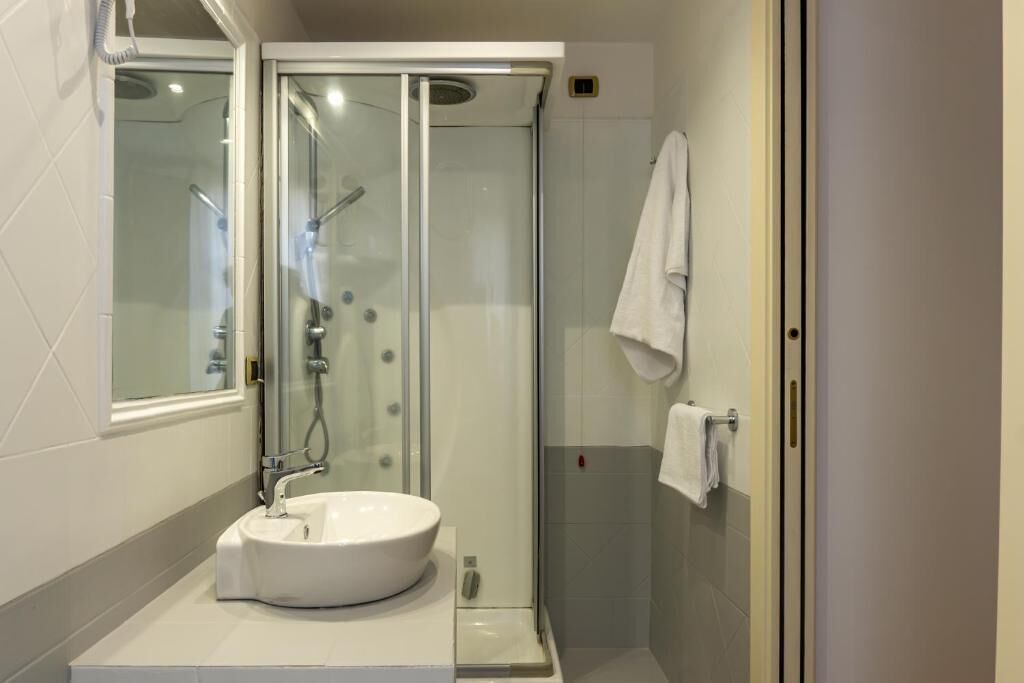 Double Room (Gammazita) | Bathroom | Shower, hair dryer, towels, soap