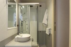 Habitación doble (Gammazita) | Baño | Regadera, secadora de cabello, toallas, jabón 