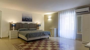 Desk, laptop workspace, iron/ironing board, free WiFi
