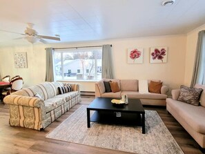 House - Pines Bay Waterfront Cottage With Hot tub (Kawartha Lakes)