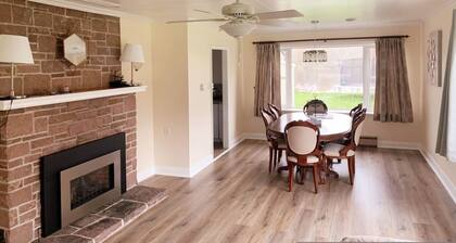 Pines Bay Waterfront Cottage With Hot tub