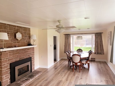 Pines Bay Waterfront Cottage With Hot tub