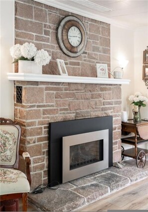 House - Pines Bay Waterfront Cottage With Hot tub (Kawartha Lakes)
