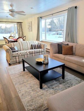 House - Pines Bay Waterfront Cottage With Hot tub (Kawartha Lakes)