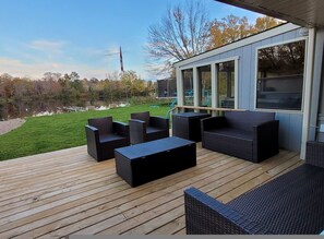 House - Pines Bay Waterfront Cottage With Hot tub (Kawartha Lakes)