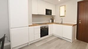 Kaffetrakter/tekoker, kjøleskap, mikrobølgeovn og ovn