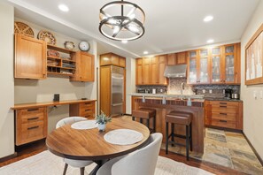 Coffee/tea maker, fridge, microwave, oven - Alpine Creek #2 - New Rental in Solitude Village! (Solitude)