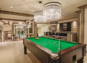 Een pooltafel met een groene viltkleed, een keu en een biljartbal.