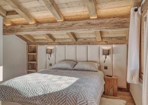 6-Bedroom Chalet with Sauna & Mountain Views