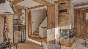Un intérieur en bois avec un escalier, un coin bar et un espace salon.