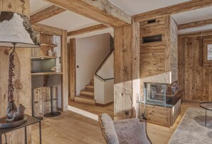 Ein Holzinnenraum mit Treppe, Bar und Sitzgelegenheiten.