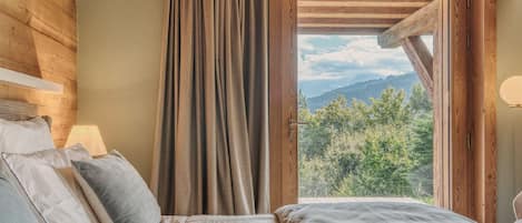 1 bedroom, iron/ironing board, internet, bed sheets