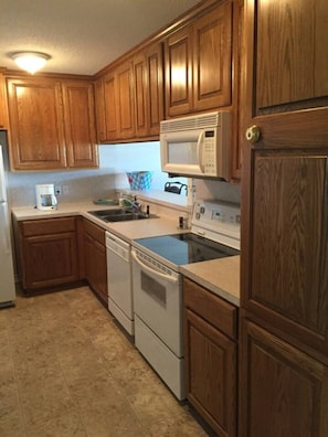 Fridge, microwave, oven, stovetop - Way`s Retreat - Port O`Connor (Port O`Connor)
