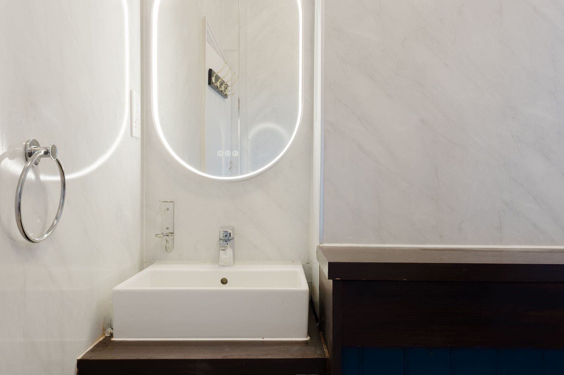 Een douche, een haardroger, handdoeken