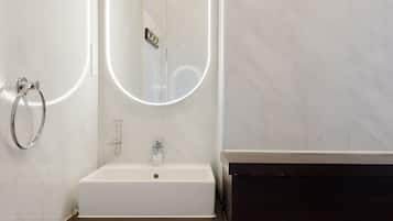 Een douche, een haardroger, handdoeken