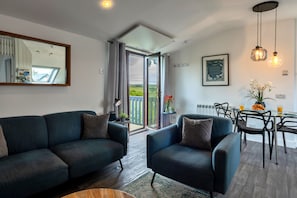 TV, books - Finest Retreats | Sea 2 (Porth)