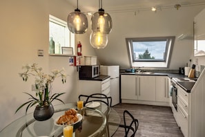 Fridge, microwave, oven, dishwasher - Finest Retreats | Sea 2 (Porth)