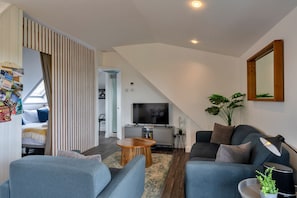 TV, books - Finest Retreats | Sea 2 (Porth)