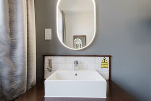 Ducha, secador de pelo, toallas