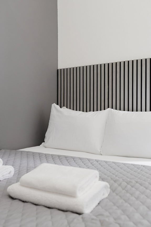 Comfortable King Room | Shared Bathroom - Watford