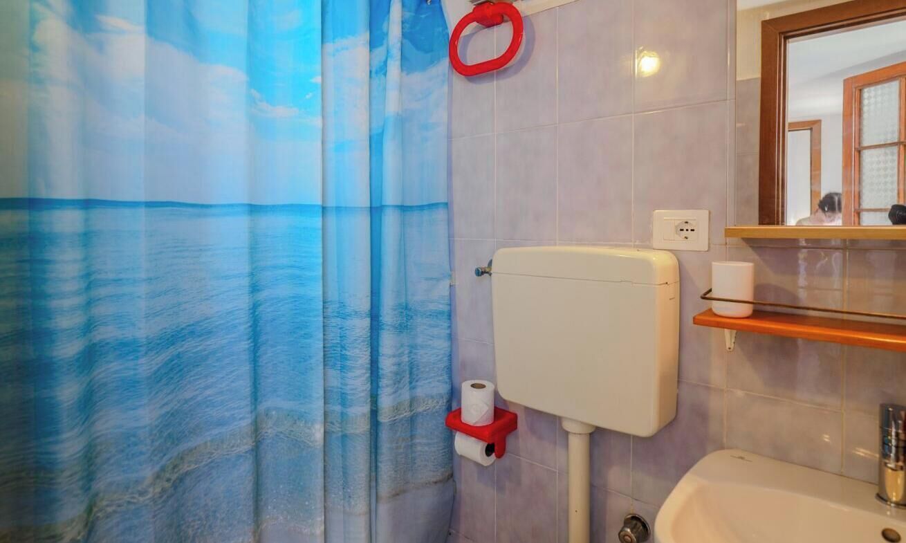Dusche, Bidet, Handtücher, Shampoo