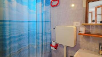 Dusche, Bidet, Handtücher, Shampoo