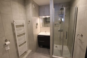 Dusche, Haartrockner, Handtücher, Toilettenpapier