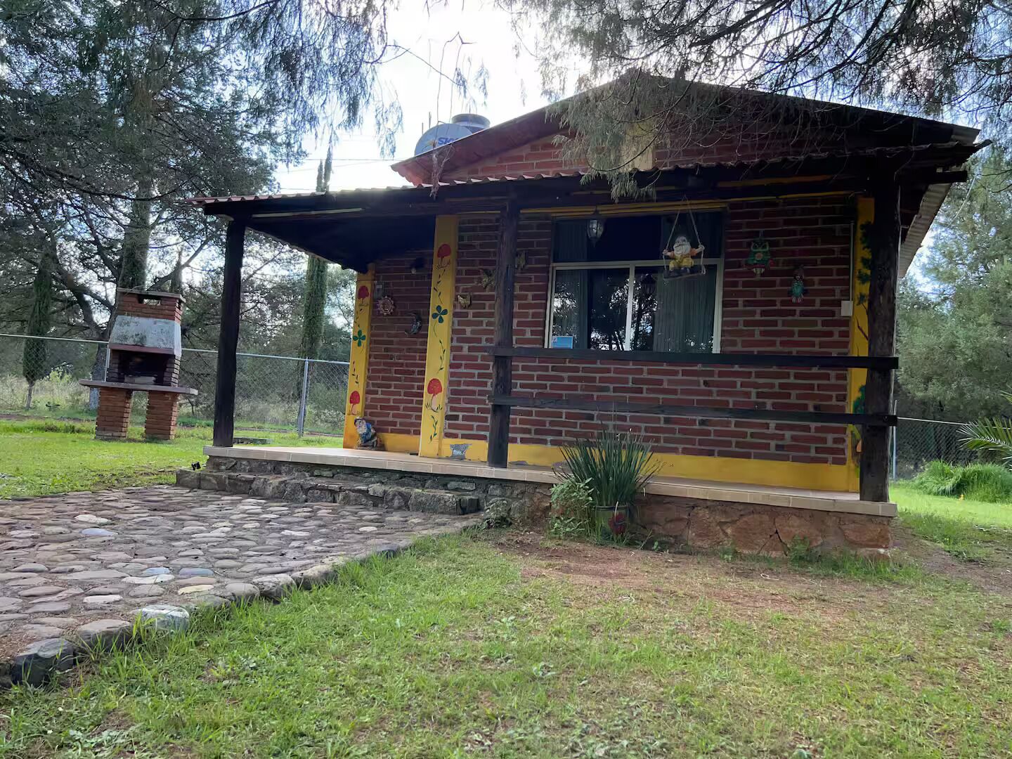 Un petit bâtiment en briques, doté d’un toit en pente, d’une fenêtre et d’une porte.
