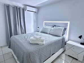 3 bedrooms, desk, iron/ironing board, free WiFi - Lovely house near everything! 3BR w/pkng 6 Guests (Carolina)