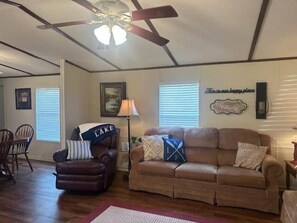 Living area - Lucky U Cabin: Iuka MS (Tishomingo County)