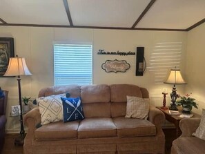 Living area - Lucky U Cabin: Iuka MS (Tishomingo County)