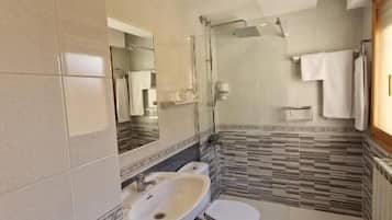 Comfort Double or Twin Room | Bathroom