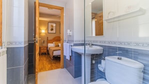 Un baño con ducha, inodoro y lavamanos.