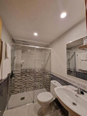 Bathroom - Hostal Valle de Tena (Sabiñánigo)