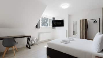 Desk, Internet, bed sheets