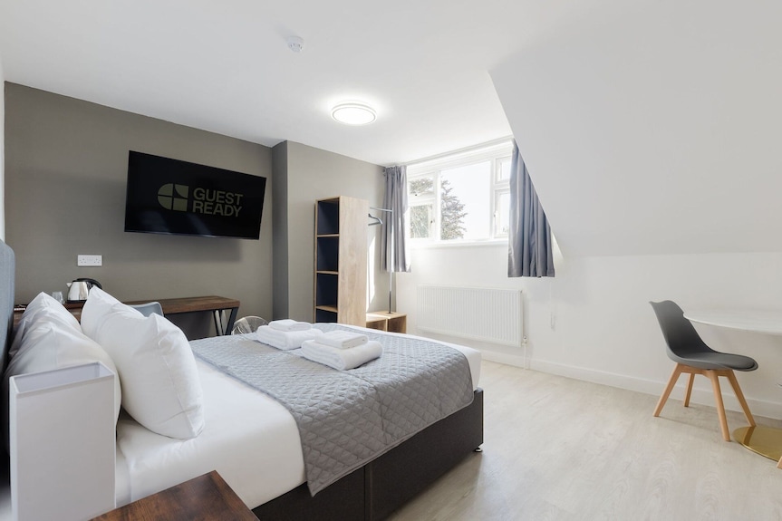 Comfortable King Room With Private Bathroom - Watford