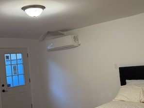 Interior - Cozy 1-bedroom apartment in beautiful Cheshire with AC (Cheshire)
