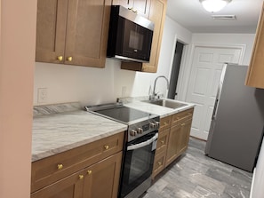 Private kitchen - Cozy 1-bedroom apartment in beautiful Cheshire with AC (Cheshire)
