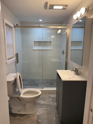 Towels, soap, toilet paper - Cozy 1-bedroom apartment in beautiful Cheshire with AC (Cheshire)