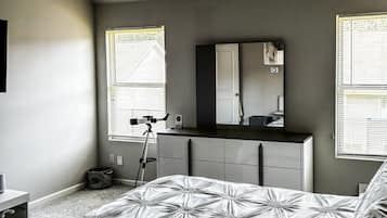 Escritorio, tabla de planchar con plancha, wifi y ropa de cama