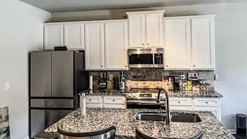 Refrigerador, microondas, horno, placa de cocina