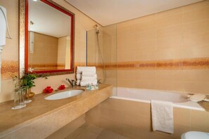 Chambre Double | Salle de bain | Ensemble douche/baignoire, sèche-cheveux, serviettes fournies, savon