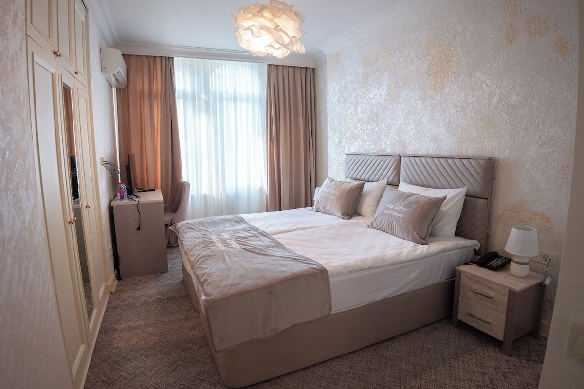Classic-Doppel- oder -Zweibettzimmer, Stadtblick | Hochwertige Bettwaren, Daunenbettdecken, Pillowtop-Betten, Minibar