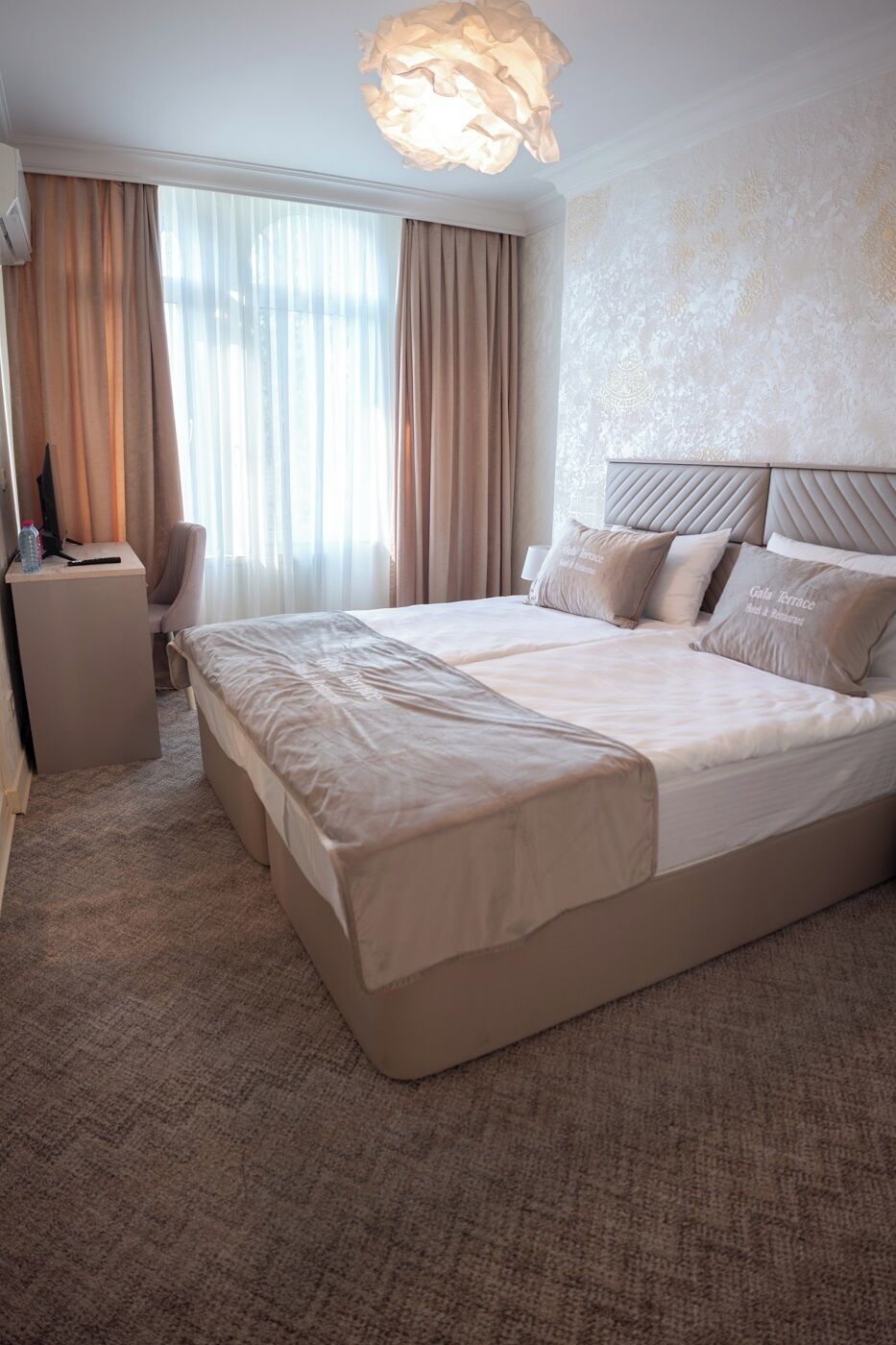 Habitación de hotel con una cama grande, un escritorio y una silla.